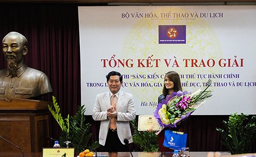 Thứ trưởng Bộ VHTTDL Huỳnh Vĩnh Ái trao giải Nhất cho tác giả Phạm Thị Nhớ